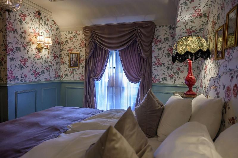 Hotel Charmante image