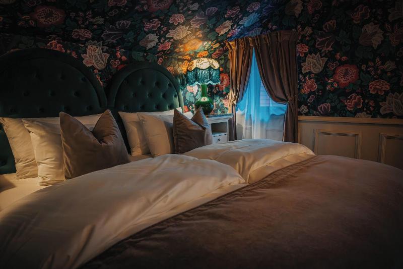 Hotel Charmante image