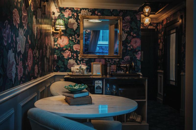 Hotel Charmante image