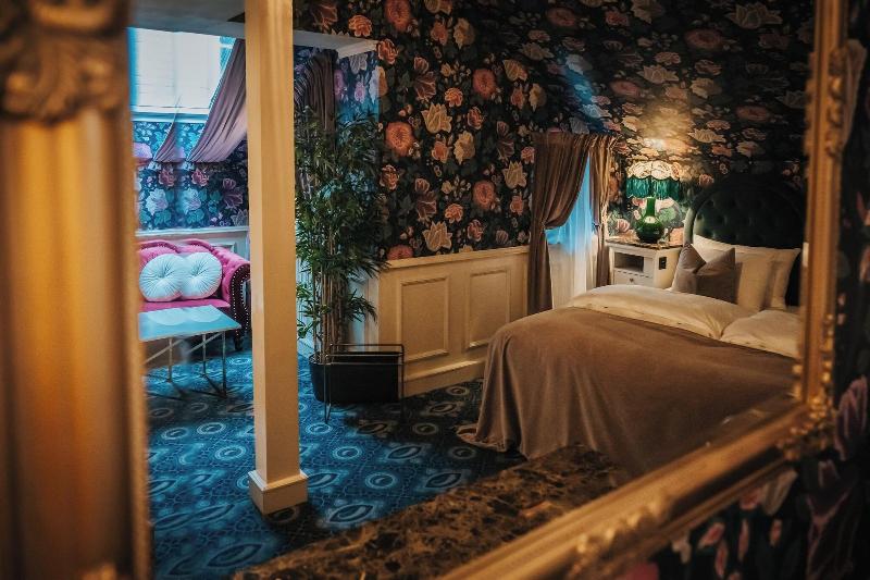 Hotel Charmante image