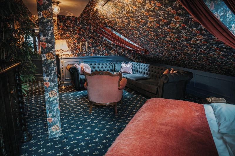Hotel Charmante image