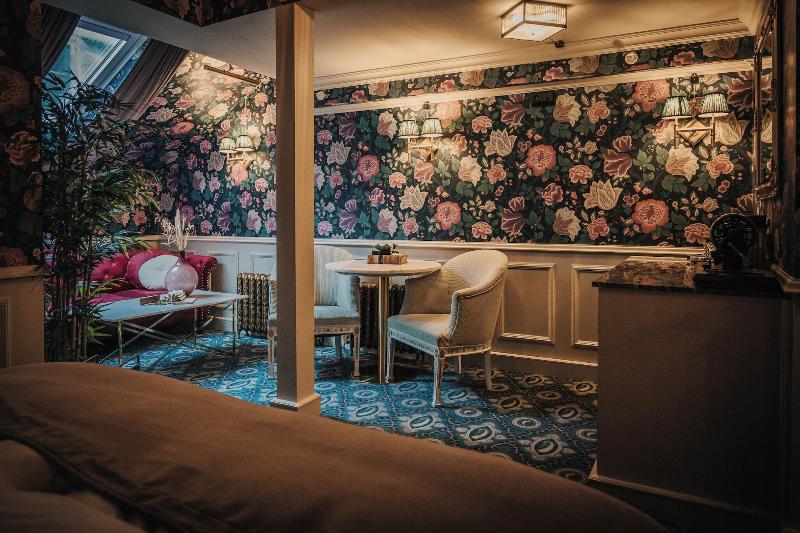 Hotel Charmante image