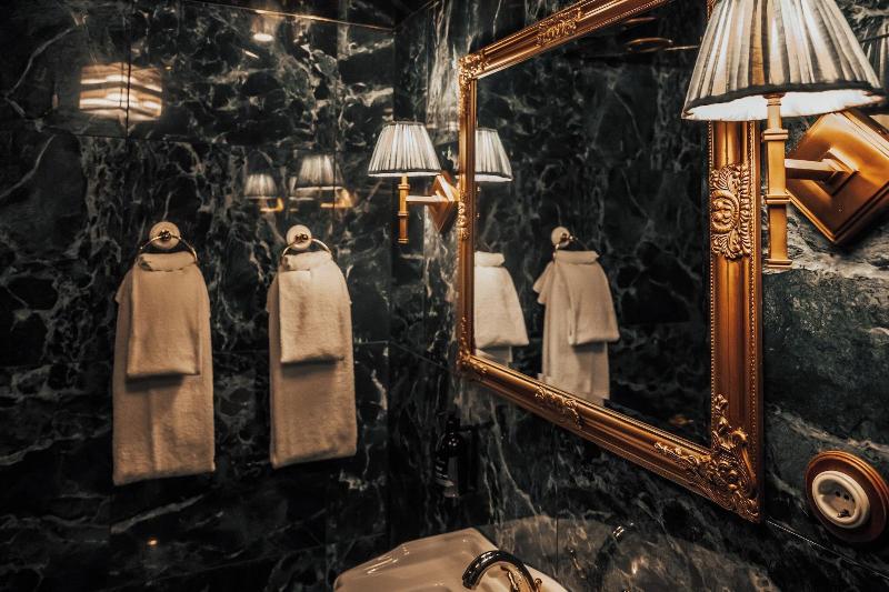 Hotel Charmante image
