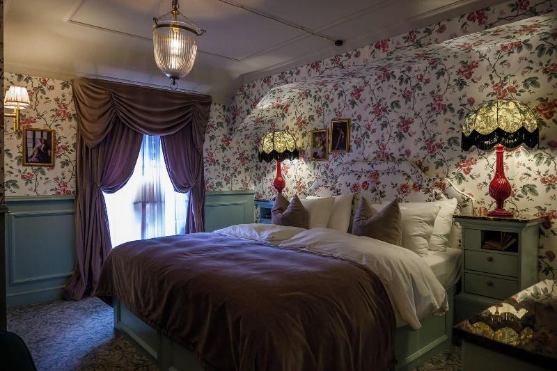 Hotel Charmante image