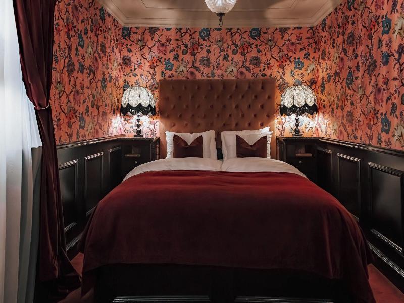 Hotel Charmante image