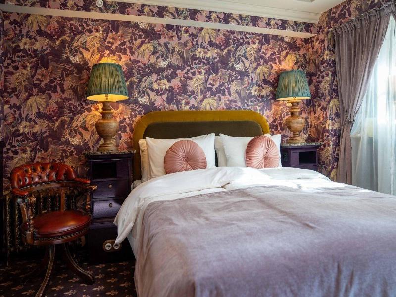 Hotel Charmante image