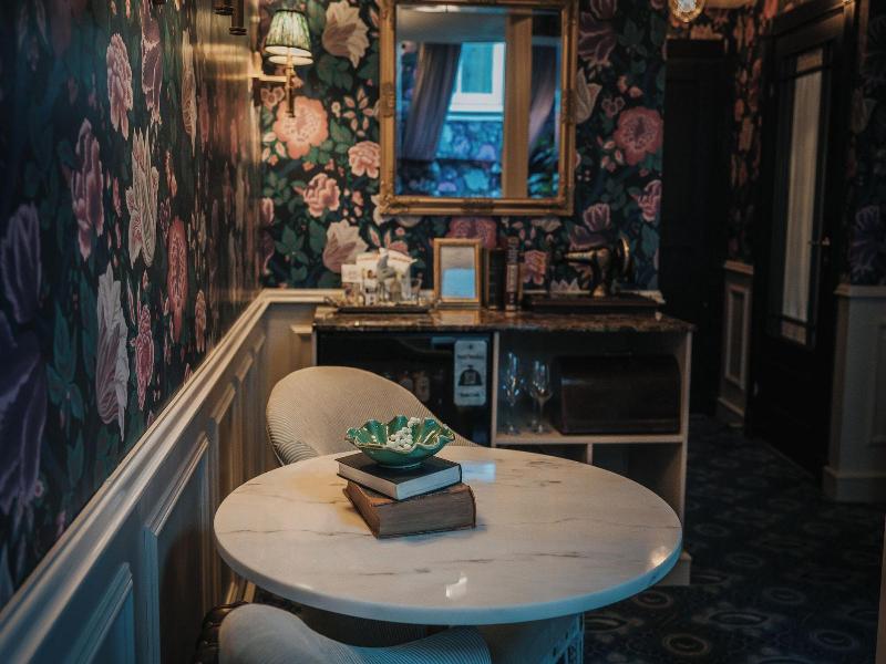 Hotel Charmante image