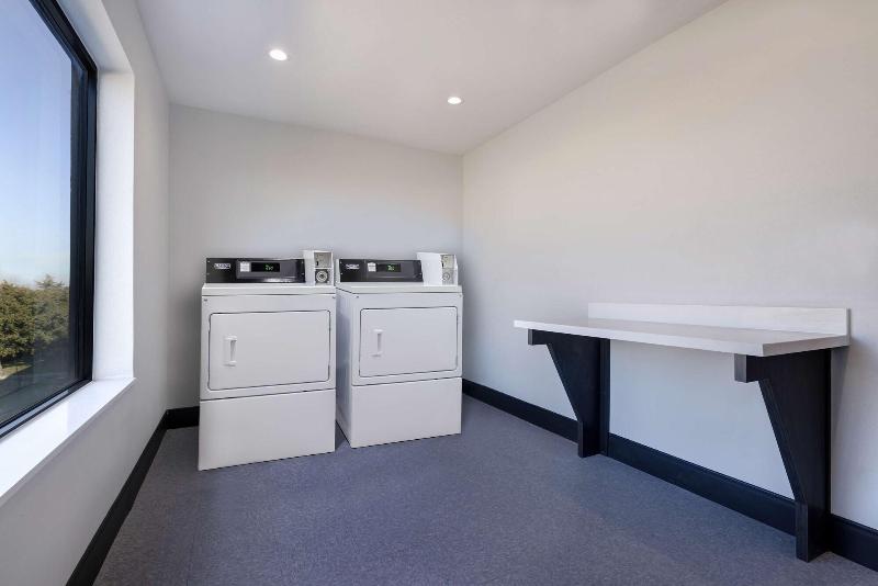 Motel 6 Dallas, TX-Methodist Charlton Medical Ctr. image