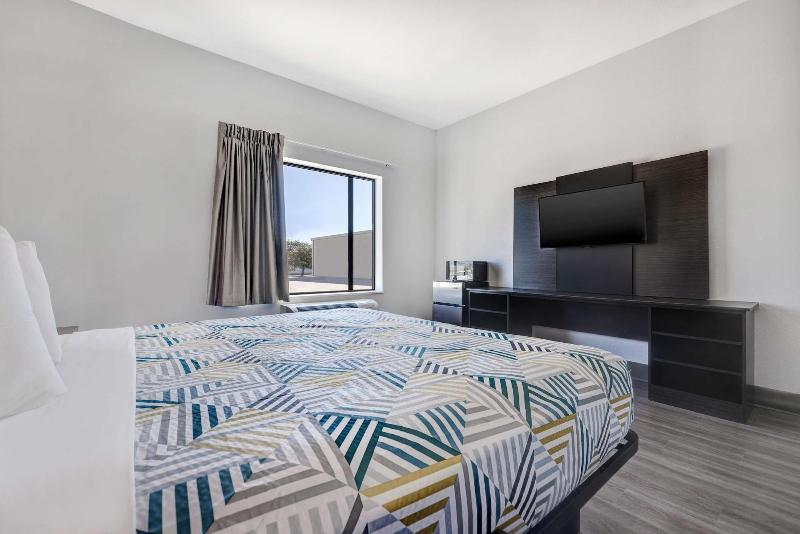 Motel 6 Dallas, TX-Methodist Charlton Medical Ctr. image