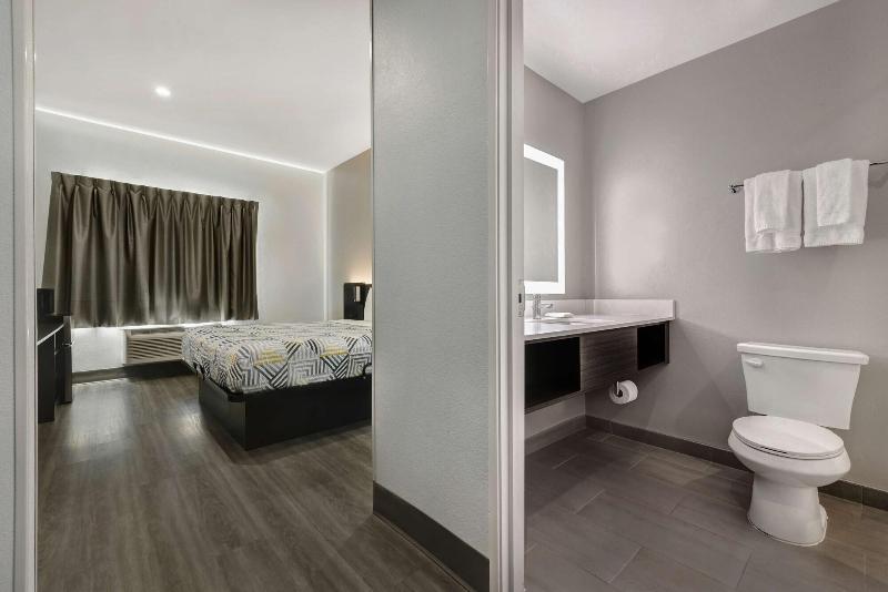 Motel 6 Dallas, TX-Methodist Charlton Medical Ctr. image