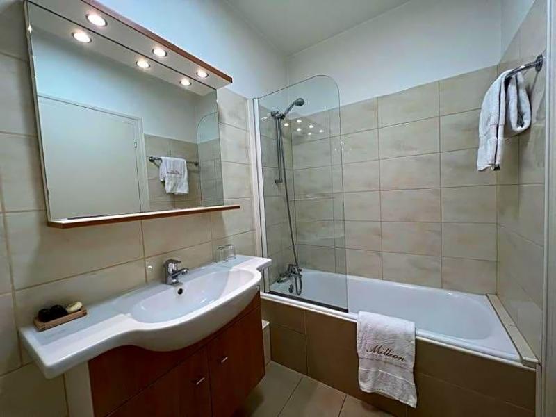 Hotel Million image