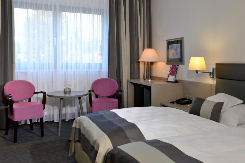 ROOM, DOUBLE OR TWIN BED