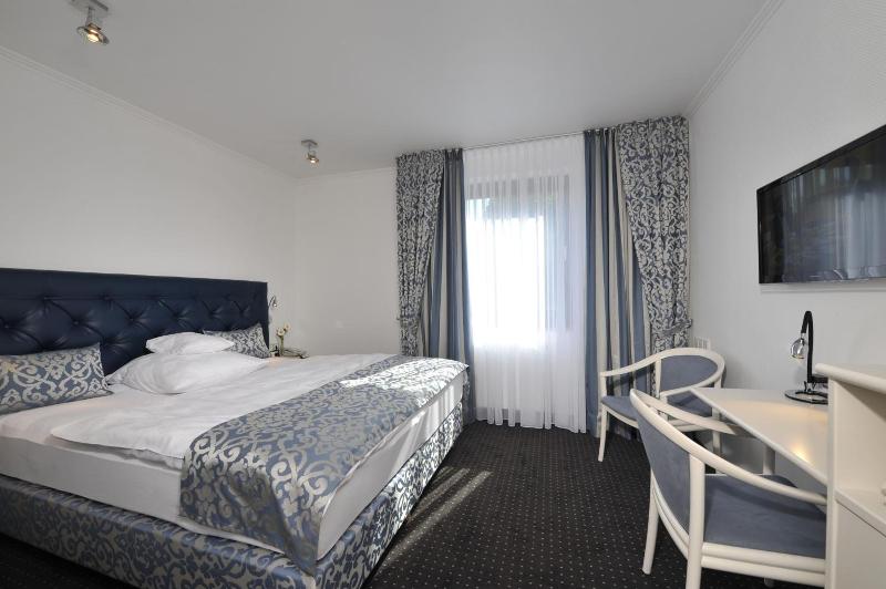 ROOM, TRIPLE