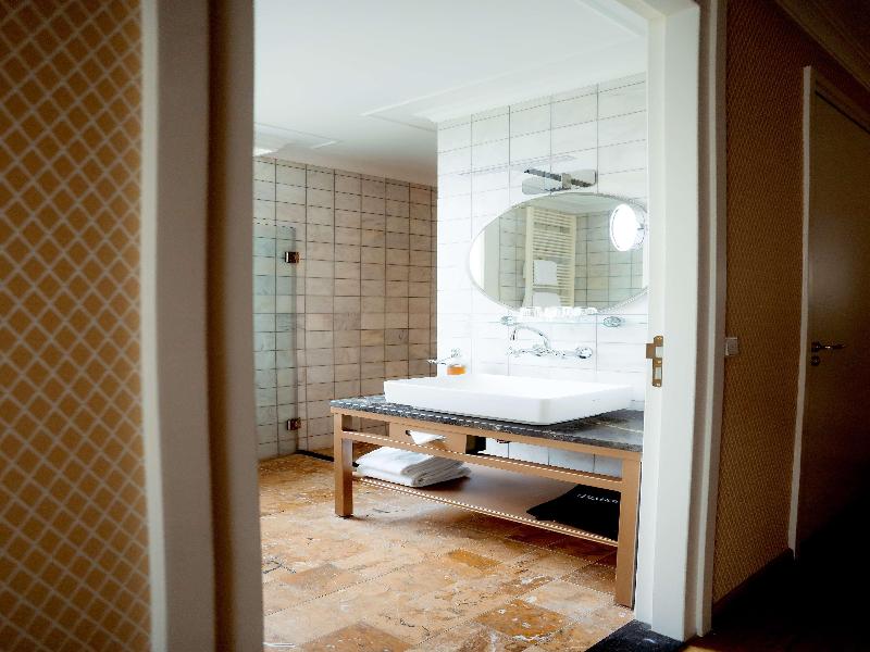 Grand Hotel Karel V image