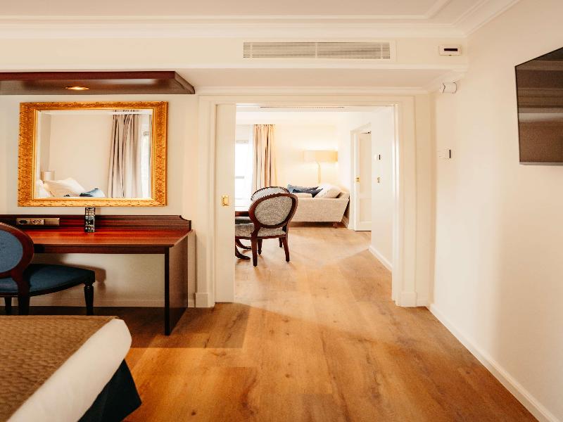 Grand Hotel Karel V image