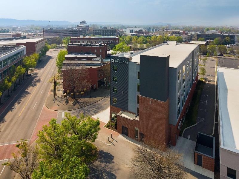 La Quinta Inn & Suites Chattanooga Downtown/South image