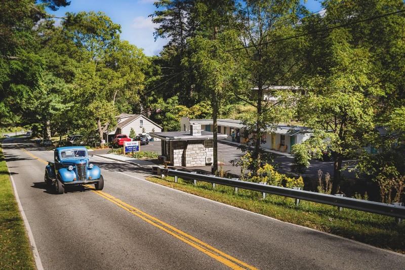 Blue Ridge Tourist Court image