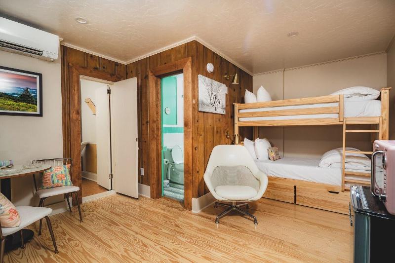Blue Ridge Tourist Court image