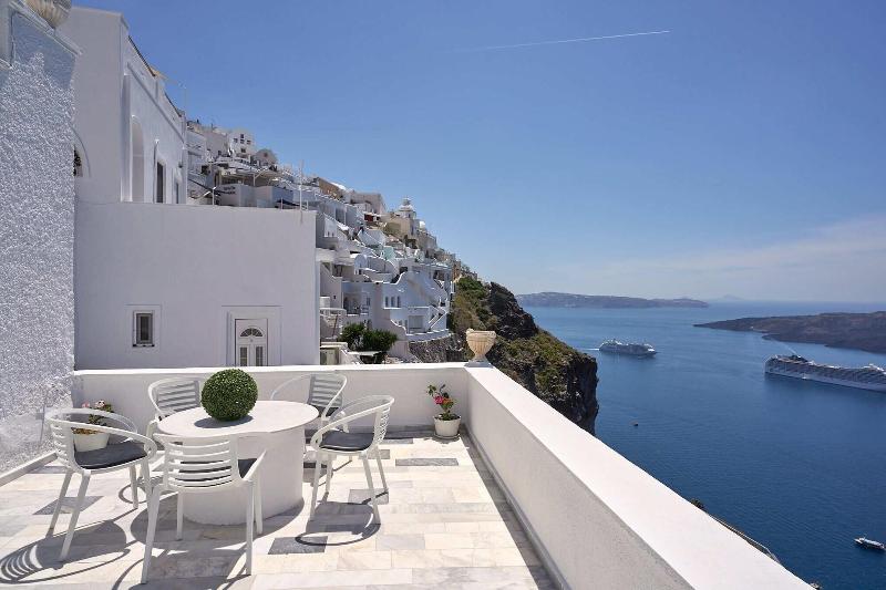 Amphitheater Cave Houses