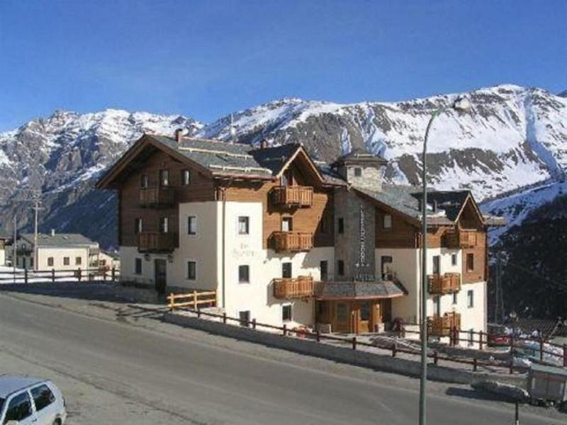 Hotel 2000 image