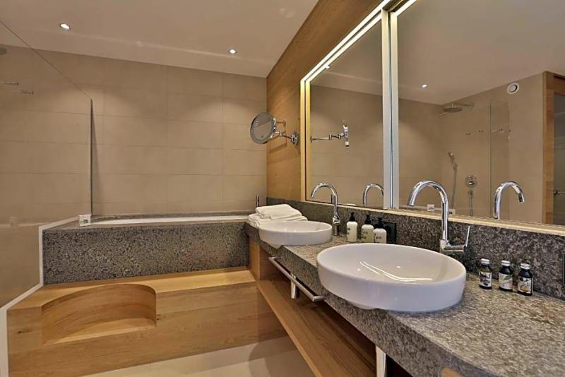 Mawell Resort image