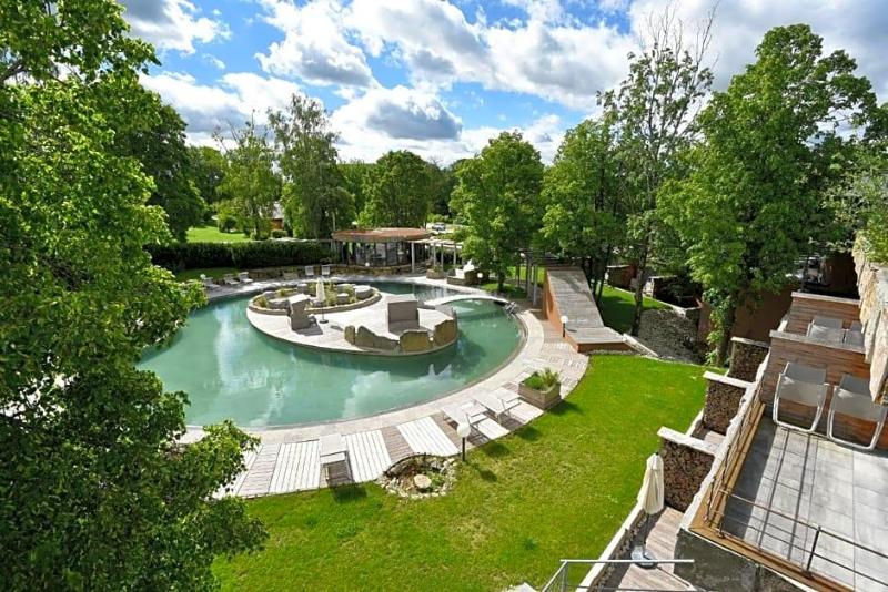 Mawell Resort image