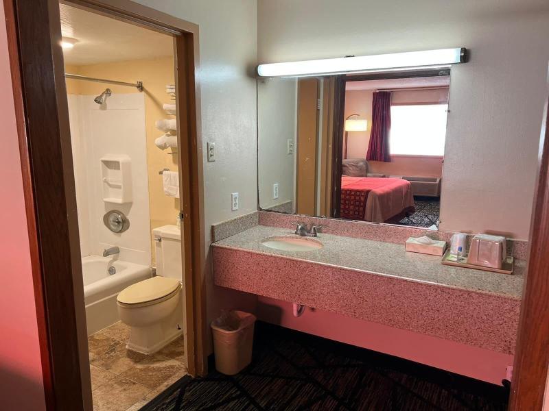 Travelerslodge Motel — exterior view