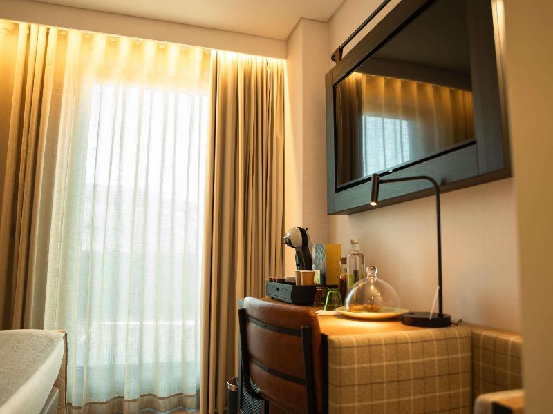 Ibis Styles Lisboa Aeroporto image
