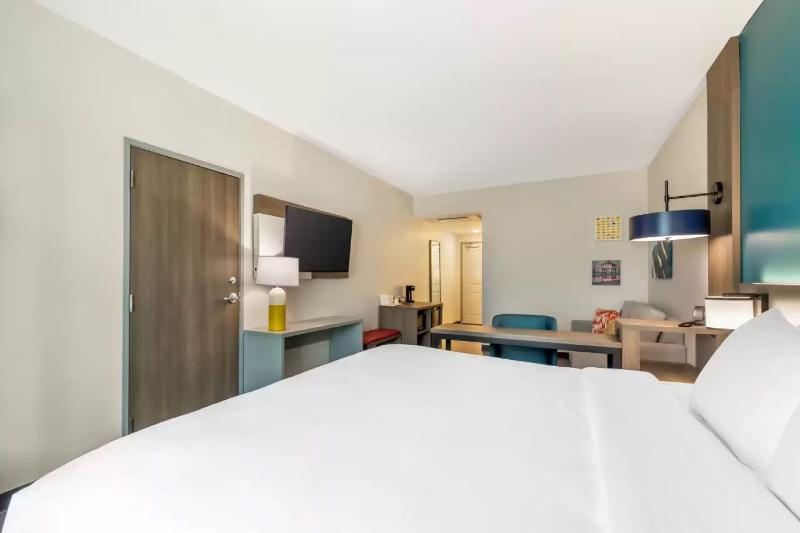 Comfort Suites Fort Myers East I-75 image