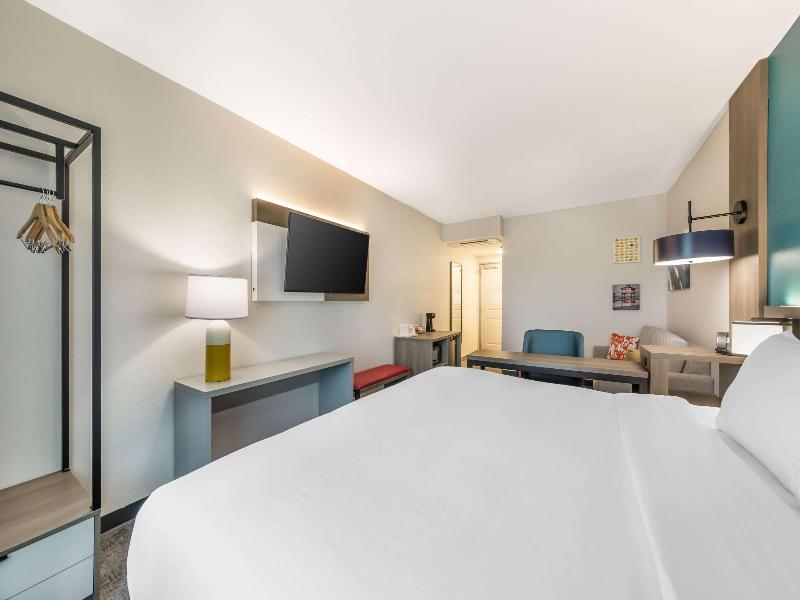 Comfort Suites Fort Myers East I-75 image