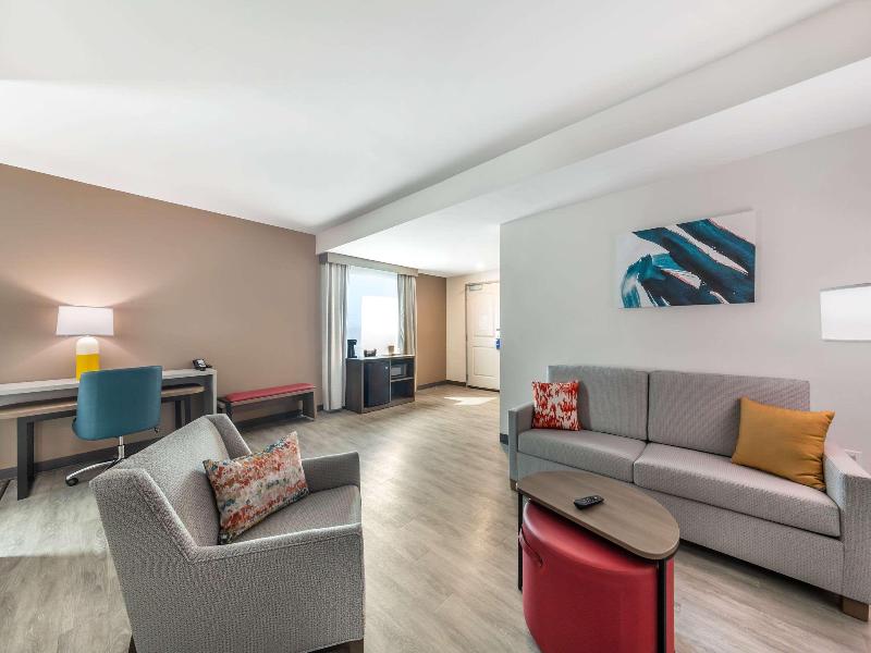 Comfort Suites Fort Myers East I-75 image