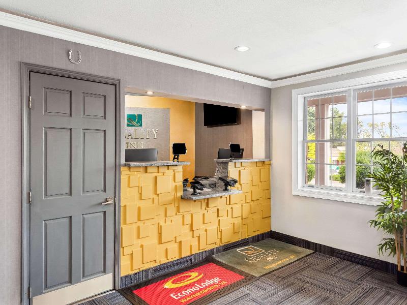 Econo Lodge Waynesboro - Skyline Drive image