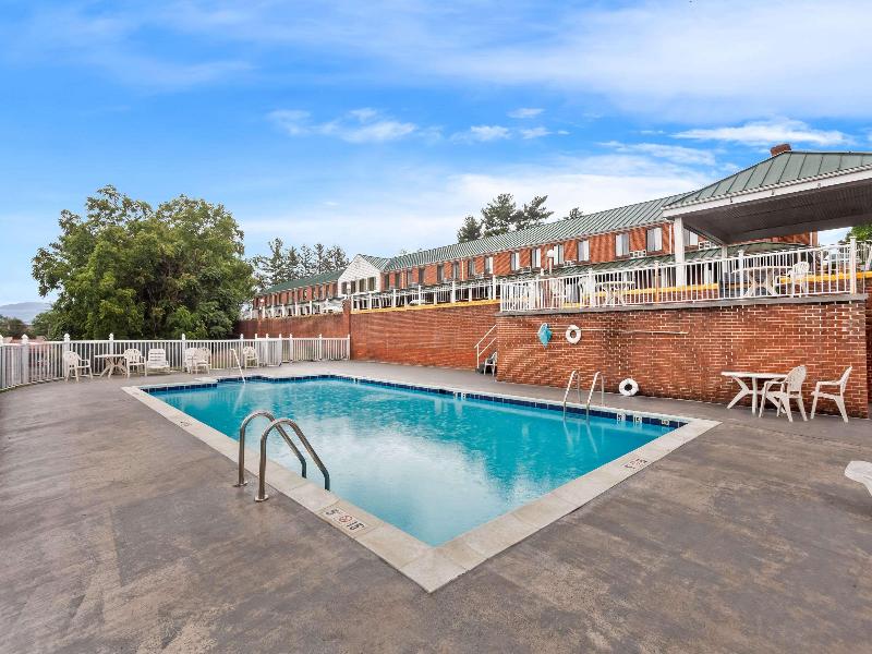 Econo Lodge Waynesboro - Skyline Drive image