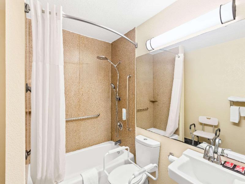 Econo Lodge Waynesboro - Skyline Drive image