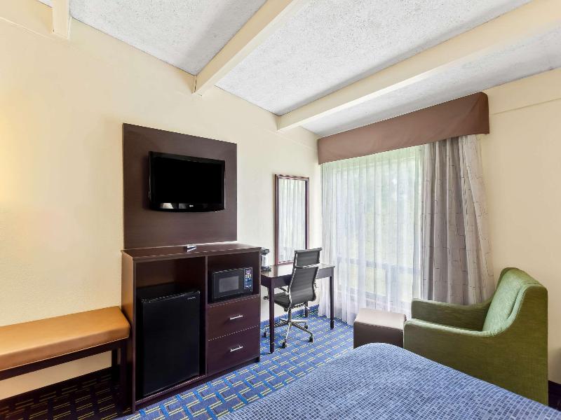 Econo Lodge Waynesboro - Skyline Drive image