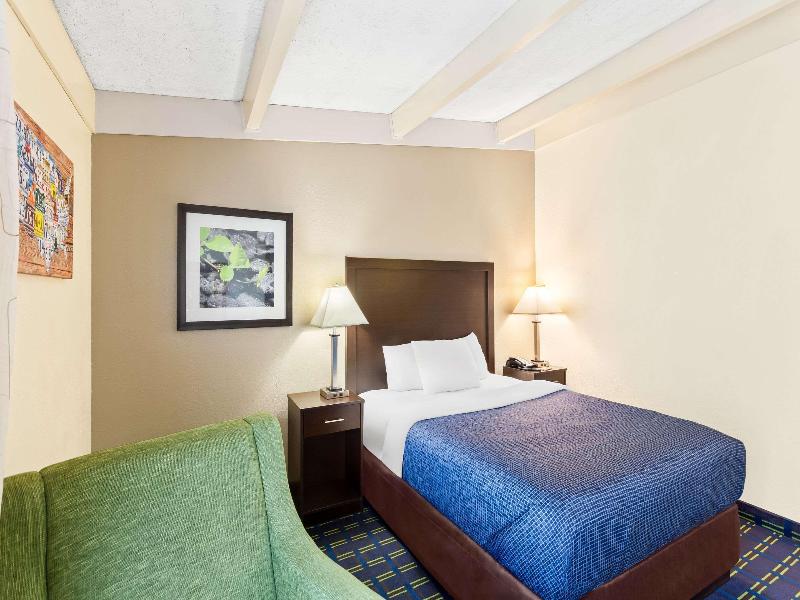 Econo Lodge Waynesboro - Skyline Drive image