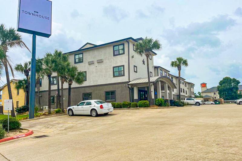 OYO Townhouse Beaumont Medical Center Area I-10 image