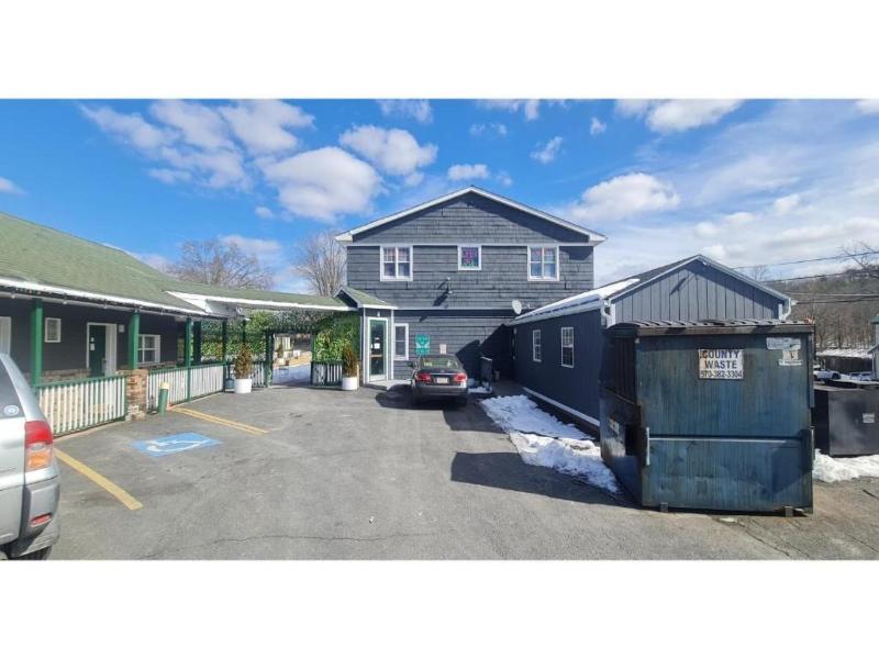 Werry's Cottages & Pub By OYO East Stroudsburg image