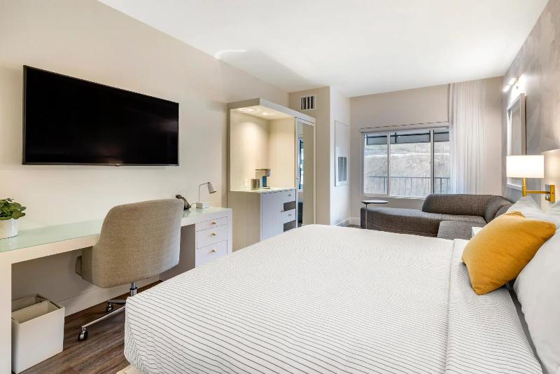 Cambria Hotel & Suites Plymouth image