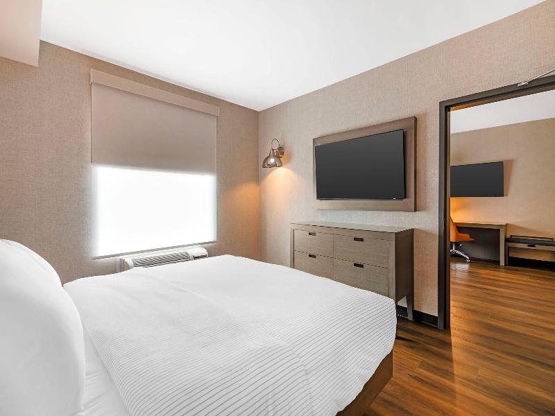 Cambria Hotel & Suites Plymouth image