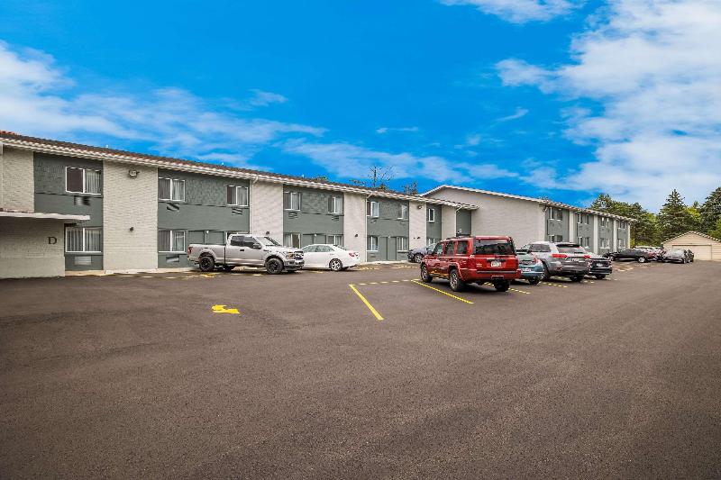 Suburban Studios Milwaukee Airport image