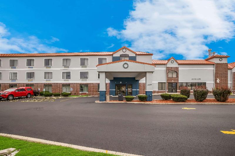 Suburban Studios Milwaukee Airport image