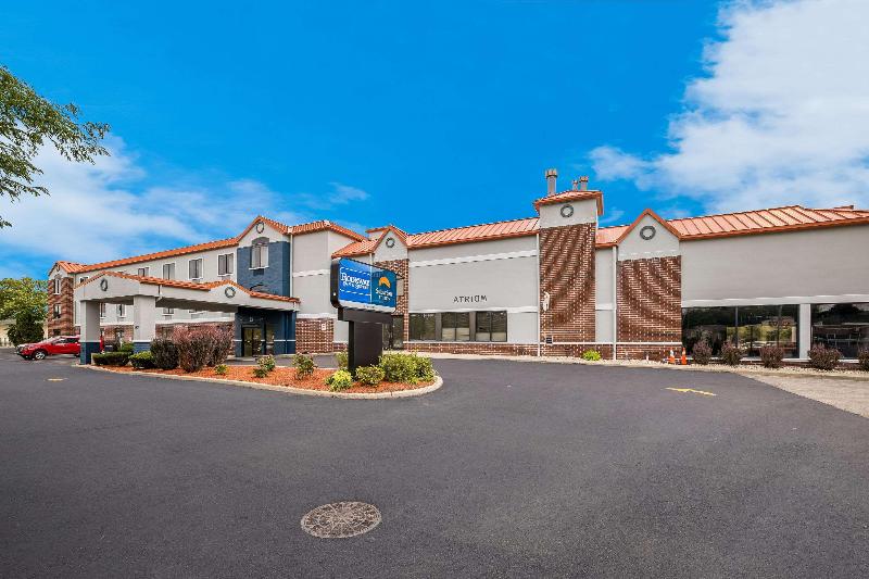 Suburban Studios Milwaukee Airport image
