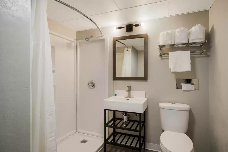 Suburban Studios Milwaukee Airport image