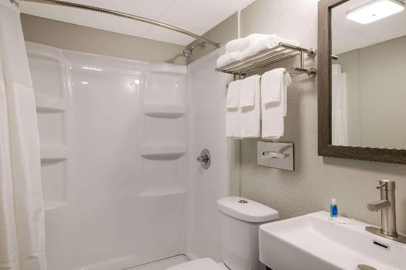 Suburban Studios Milwaukee Airport image