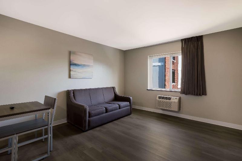 Suburban Studios Milwaukee Airport image