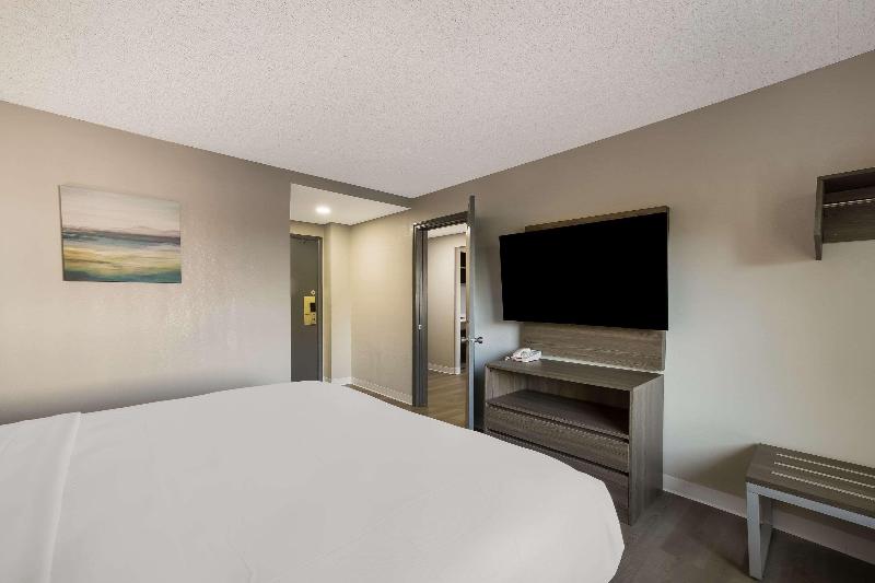 Suburban Studios Milwaukee Airport image