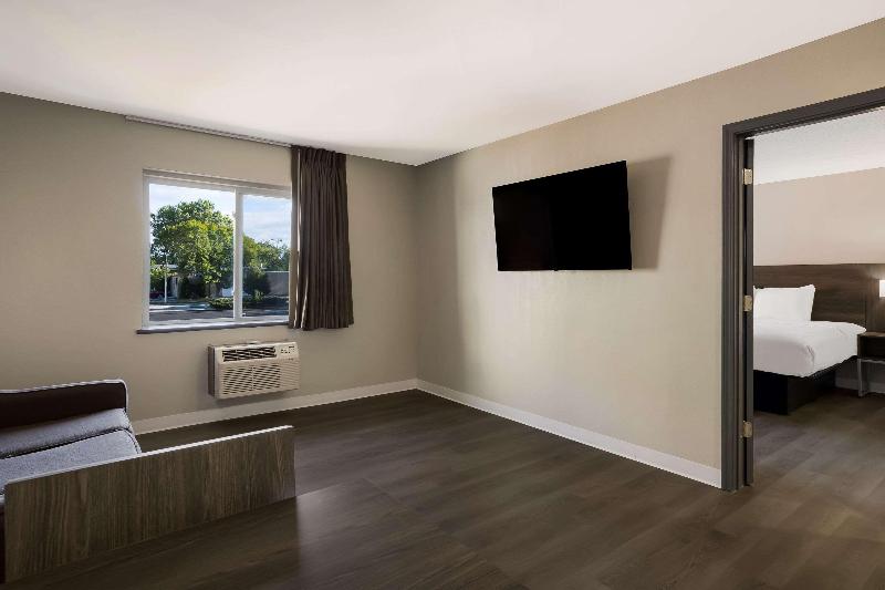 Suburban Studios Milwaukee Airport image