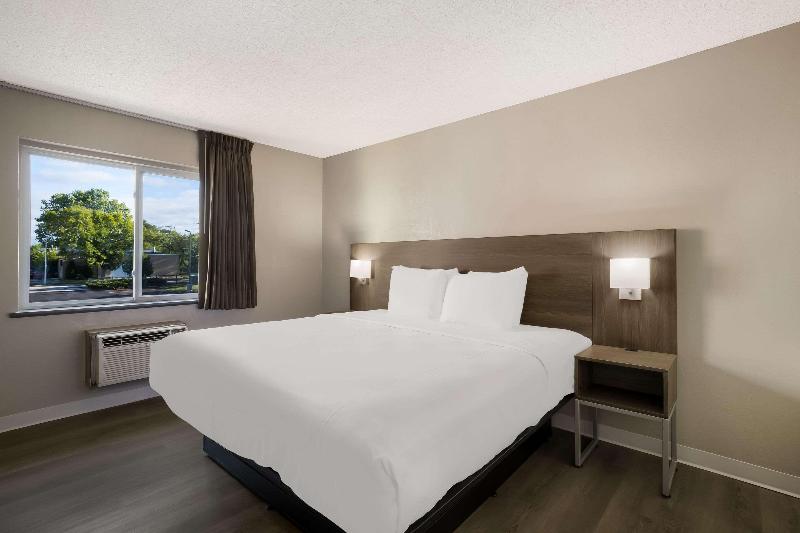 Suburban Studios Milwaukee Airport image