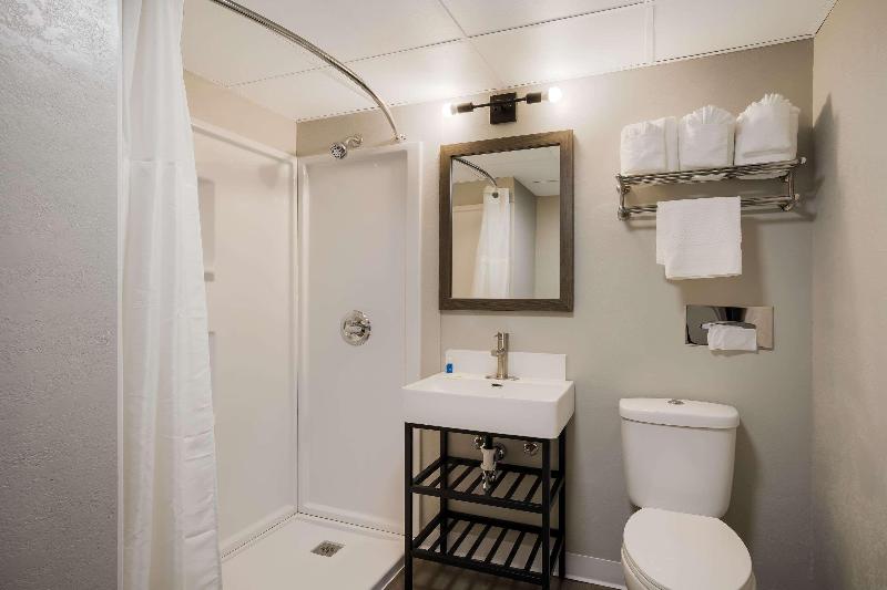 Suburban Studios Milwaukee Airport image